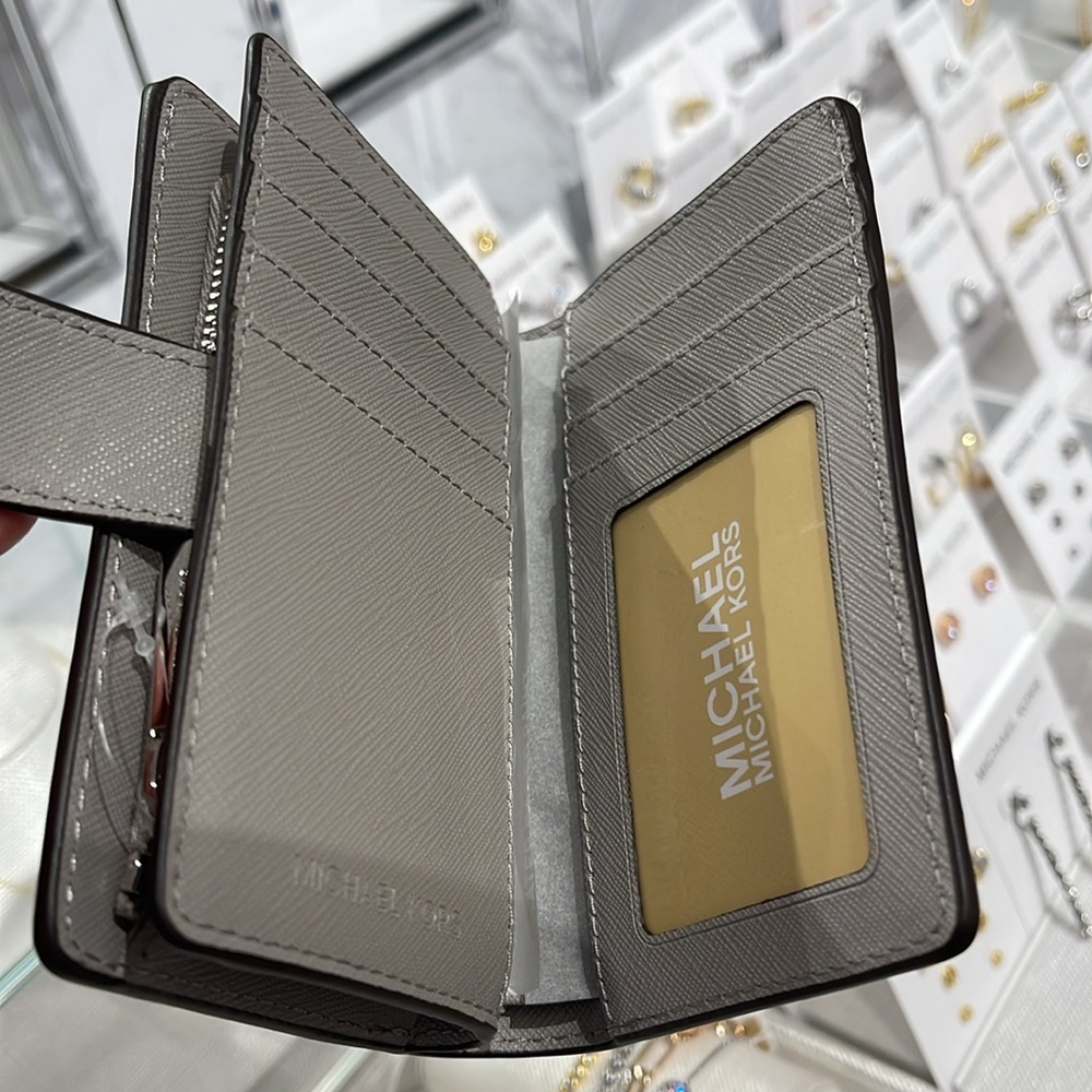 MICHAEL KORS Medium Saffiano Leather Bifold Zip CN Wallet
PEARL GREY
NWT - Picture 6 of 16